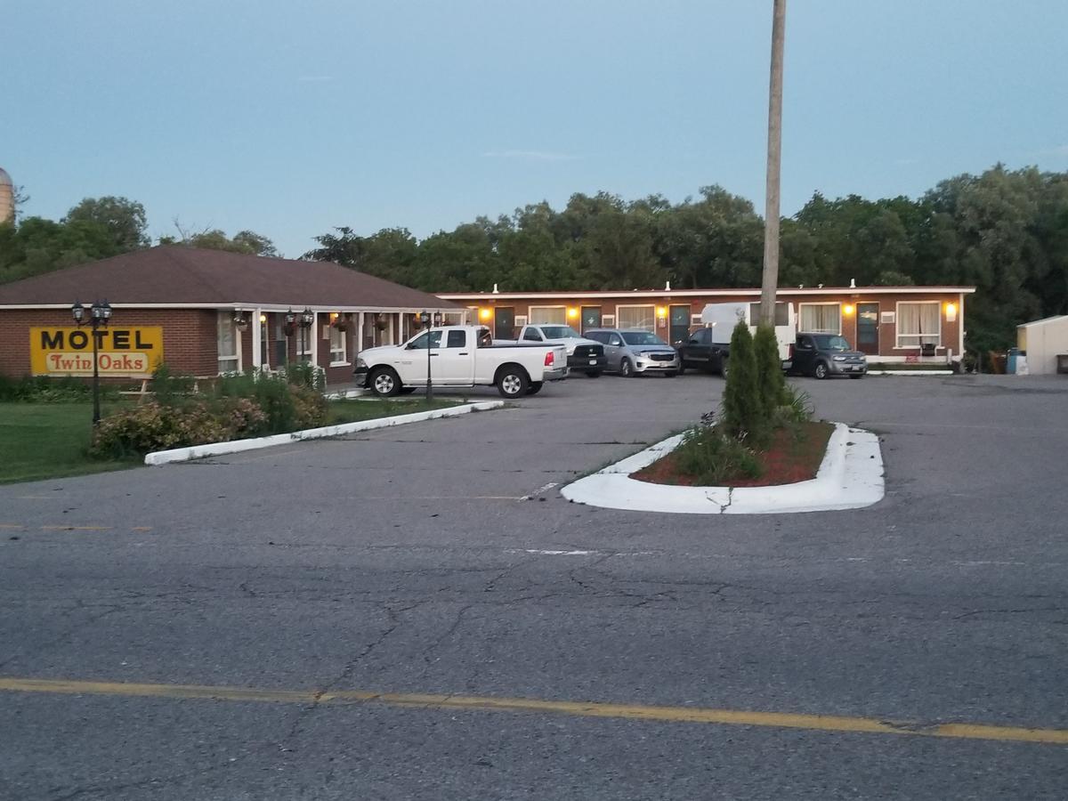 Twin Oaks Motel Orono Eksteriør billede