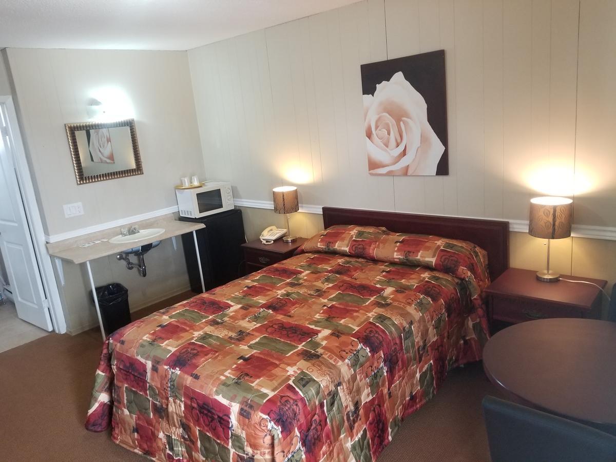 Twin Oaks Motel Orono Eksteriør billede